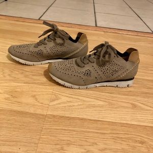Size 8 boutique lace tennis shoes